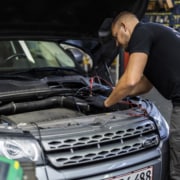 Mekaniker laver motorarbejde