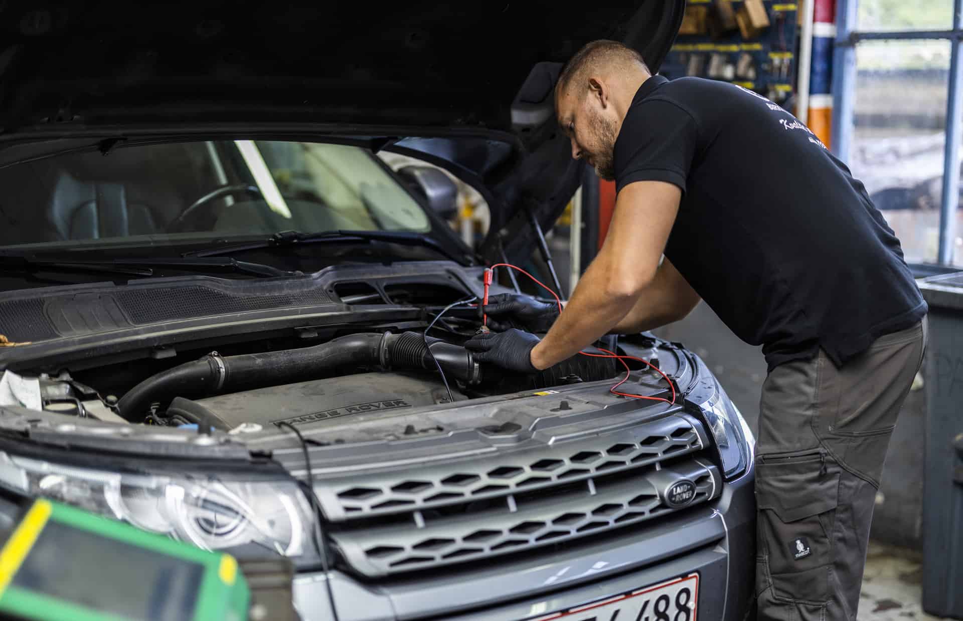 Mekaniker laver motorarbejde