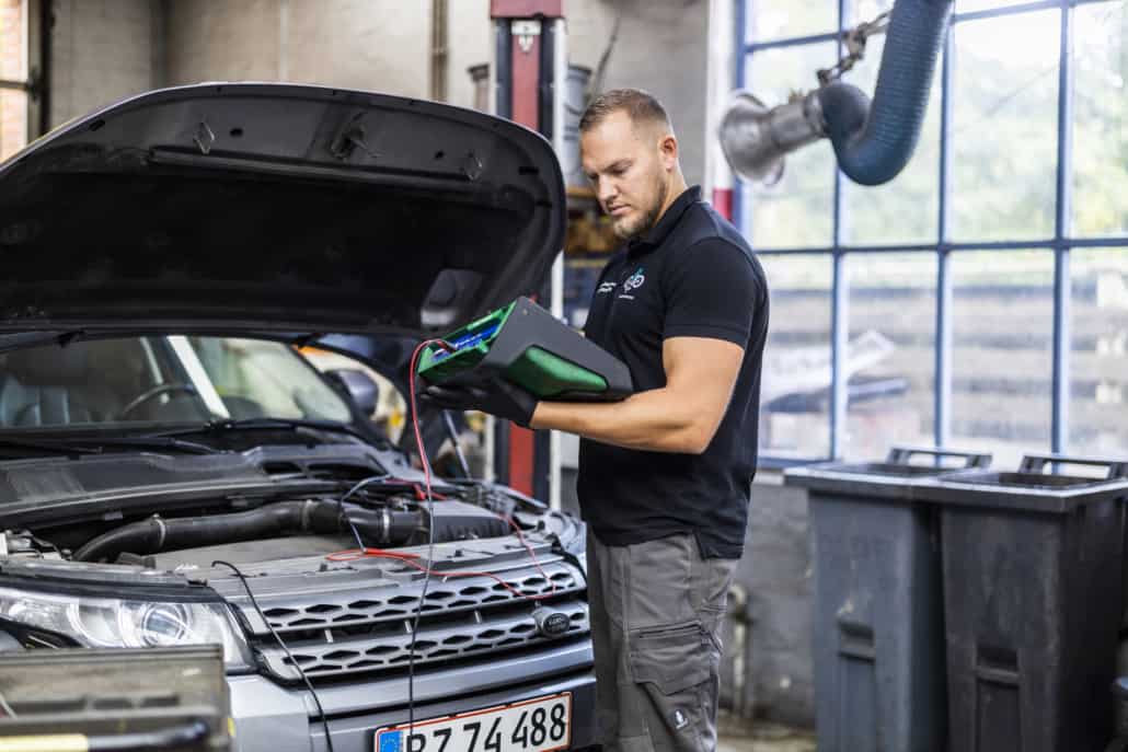 Mekaniker måler bilmotor